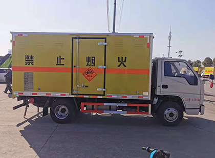 波莲镇爆破器材运输车工人安全操作规范与智能技术保障